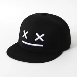 Cappellino hip hop nero a tesa piatta con ricamo emoji bianco sulla parte frontale