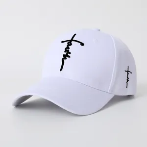 Berretto da baseball in cotone bianco con ricamo Faith a croce su uno sfondo grigio