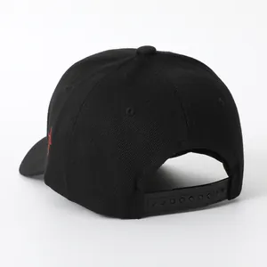 Berretto da baseball in cotone nero con ricamo croce rossa e chiusura snapback regolabile