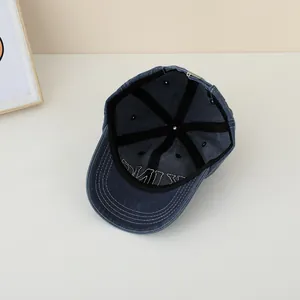 Berretto da baseball in cotone lavato blu navy con ricamo KING e cuciture bianche a vista