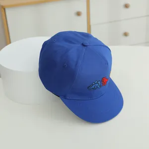 Gorra de béisbol azul real para niños con tres dinosaurios bordados para el sol