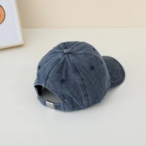 Berretto da baseball in denim lavato blu navy con cuciture bianche e fibbia in metallo
