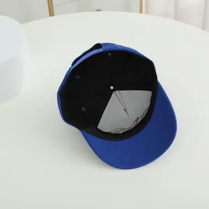 Vista detallada del interior de la gorra azul para niños con forro de malla y costuras