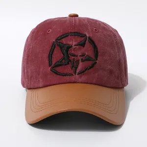 Détail de la casquette vintage avec broderie de crâne et visière en cuir marron