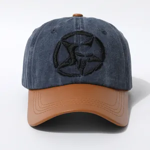 Détails de la broderie crâne tactique sur casquette de baseball en denim délavé