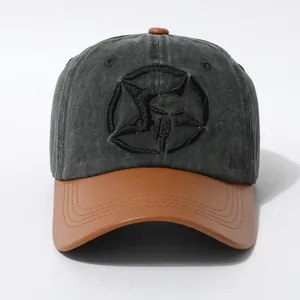 Détail de la broderie crâne tactique sur casquette rétro délavée avec visière en cuir brun