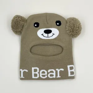 Passamontagna lavorato a maglia marrone per bambini con pompon e scritta Bear