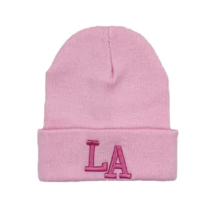 Bonnet tricoté rose avec broderie LA et bord replié pour la chaleur hivernale