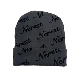 Bonnet en tricot gris foncé avec inscription Nerest en jacquard noir style streetwear