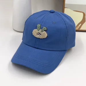 Détail de casquette de baseball bleue en coton avec broderie 3D 'YO' et motif de lapin