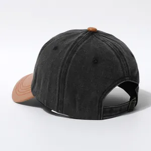 Casquette vintage en denim noir délavé et visière en cuir marron, vue latérale
