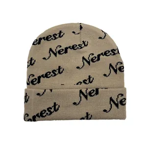 Bonnet en maille jacquard Nerest avec motifs street style en beige et noir chic