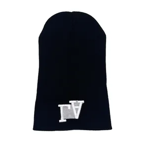 Bonnet en tricot noir classique avec broderie LA blanche pour la chaleur hivernale