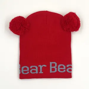 Berretto in maglia rossa da bambino con jacquard orso, doppi pompon e scaldacollo caldo
