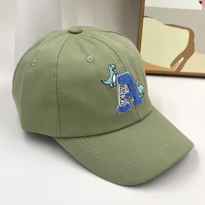 Casquette baseball enfant vert olive avec broderie dinosaure et patch lettre A
