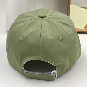 Vue arrière de la casquette de baseball en coton vert clair pour enfants avec velcro