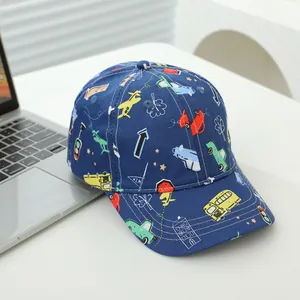 Dettaglio del cappellino per bambini blu scuro con motivi di veicoli colorati in stile cartoon