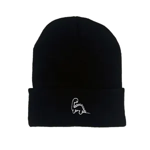 Bonnet en tricot noir classique avec broderie dinosaure blanche pour l'hiver