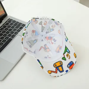 Dettaglio cappellino bimbo con cuciture rinforzate e fibbia in metallo regolabile