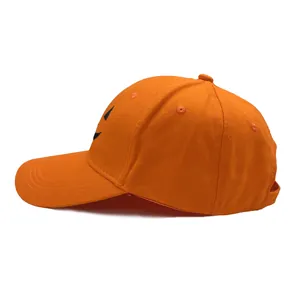 Gorra de béisbol naranja con bordado negro de cara de calabaza para Halloween