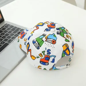 Cappellino da baseball bianco per bambini con escavatori e camion da cantiere a cartoni