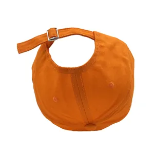 Detalle de la hebilla metálica ajustable en la parte trasera de la gorra béisbol naranja