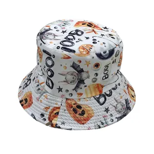 Détails d'un chapeau cloche d'Halloween avec motifs citrouille, fantôme et chauve-souris