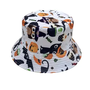 Détails d'un chapeau bob d'Halloween avec imprimés citrouilles, hiboux et fantômes sur blanc