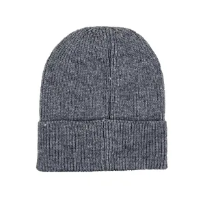Berretto in maglia grigio scuro con trama a costine spesse e ampio risvolto invernale