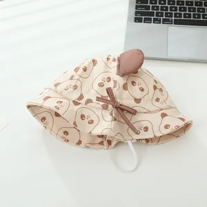 Detailansicht eines Baby-Fischerhuts mit Pandamuster, niedlichen Ohren und Bindeband