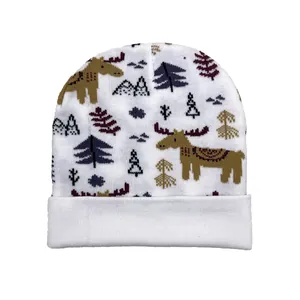 Détail du bonnet en tricot blanc avec motifs d'élans marrons et de sapins colorés