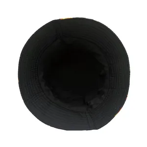 Vue intérieure du bob d'Halloween noir montrant les coutures et la structure du chapeau