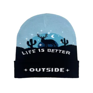 Bonnet en tricot avec motif cerf et étoiles et texte LIFE IS BETTER OUTSIDE
