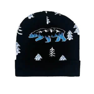 Détail du bonnet en tricot noir avec des motifs d'ours polaire bleu et de sapins blancs