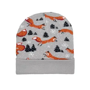 Détail du bonnet d'hiver avec motifs de renard orange et de forêt sur tissu gris chiné