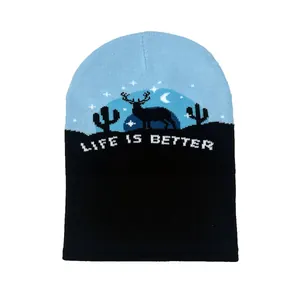 Bonnet tricoté d'hiver avec motifs d'élan et texte Life Is Better en bleu et noir uni