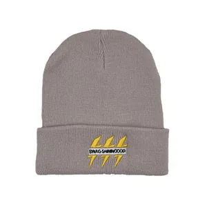 Vue détaillée du bonnet gris avec broderie de précision et texture en maille côtelée