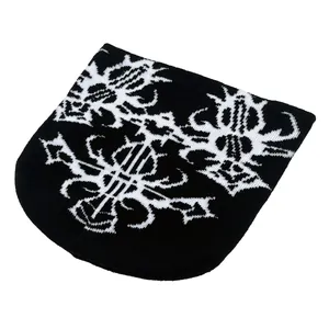Bonnet en tricot noir avec oreilles de chat et broderie gothique blanche pour adulte