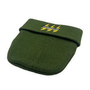Bonnet en maille vert olive d'hiver avec broderie éclair jaune et texte swag