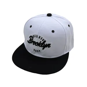 Detailaufnahme der 3D-Stickerei auf dem Brooklyn Barber Shop Flat-Brim Snapback Hat