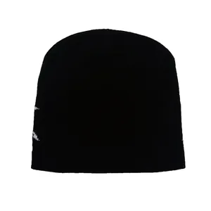 Bonnet en tricot noir à la mode avec motifs brodés blancs pour la chaleur hivernale