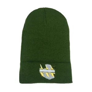 Bonnet en maille vert foncé avec broderie éclair et texture côtelée épaisse d'hiver