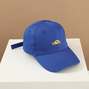 Casquette de baseball bleu marine pour enfants avec broderie voiture jaune en studio épuré