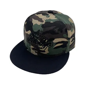 Detaillierte Brooklyn-Stickerei auf einer Camouflage-Snapback-Hip-Hop-Mütze