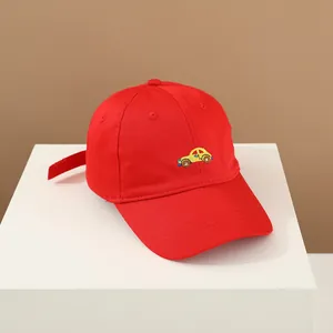 Détail de la casquette rouge pour enfant avec broderie voiture jaune et boucle réglable