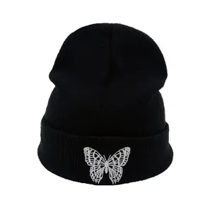 Berretto in maglia nera con ricamo a farfalla bianca in stile streetwear hip-hop