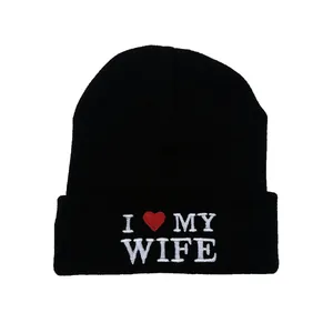 Bonnet en tricot noir d'hiver avec broderie I Love My Wife et un petit cœur rouge