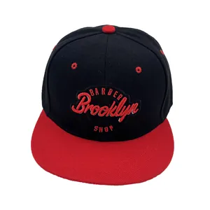 Detail der Brooklyn-Stickerei auf einer Hip-Hop-Cap mit flachem Schirm in Rot und Schwarz