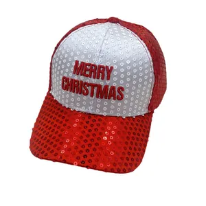Berretto natalizio con paillettes scintillanti e ricamo Merry Christmas su sfondo bianco