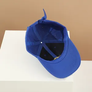 Vue intérieure d'une casquette enfant bleu marine avec boucle de réglage à l'arrière